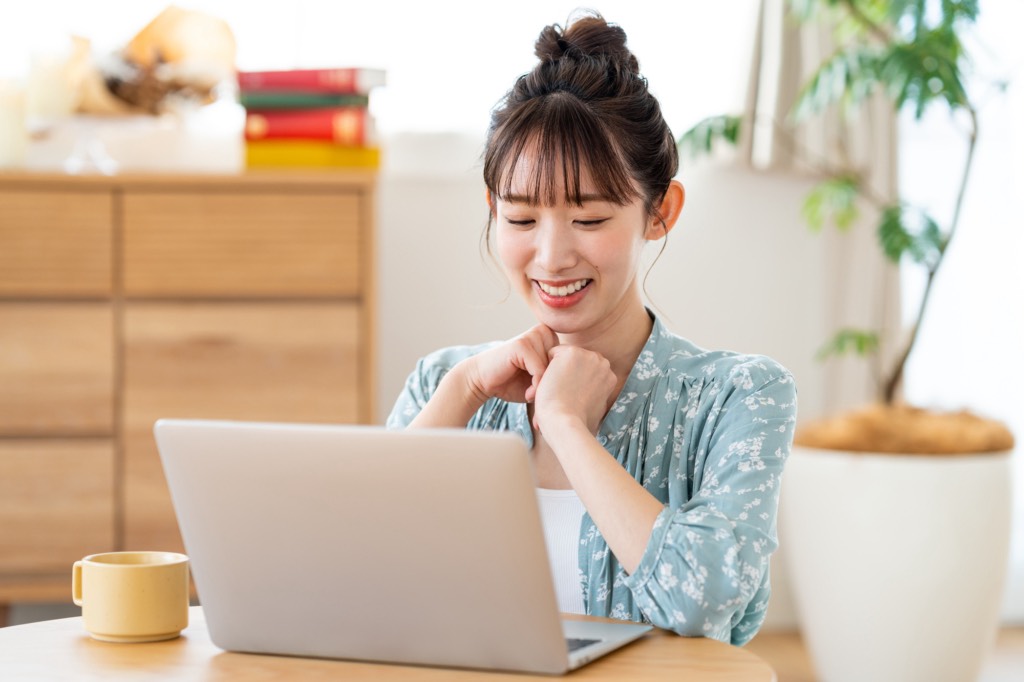 パソコンでオンライン診療を受ける女性